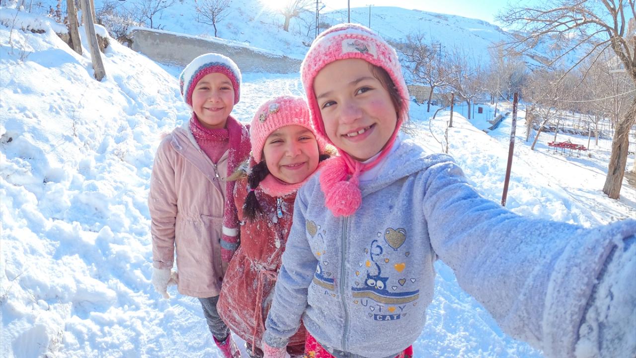 Burada yanlarında getirdikleri kızak, naylon, plastik bidon ve poşetleri kayak malzemesi olarak kullanan çocuklar, tepeden kayarak karın tadını çıkardı.