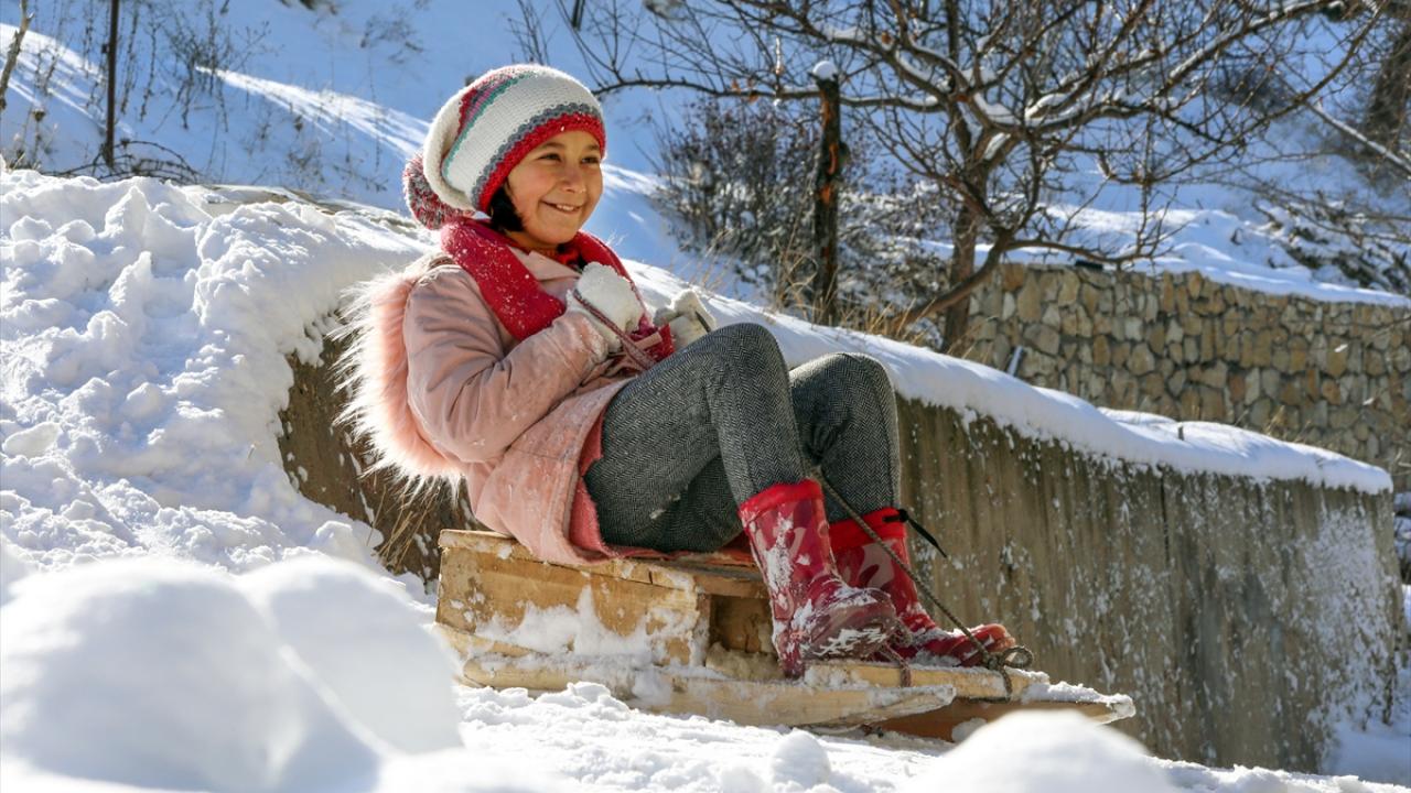Çocukların bidon ve kızak üzerinde kaymaya çalışması renkli görüntü oluşturdu.