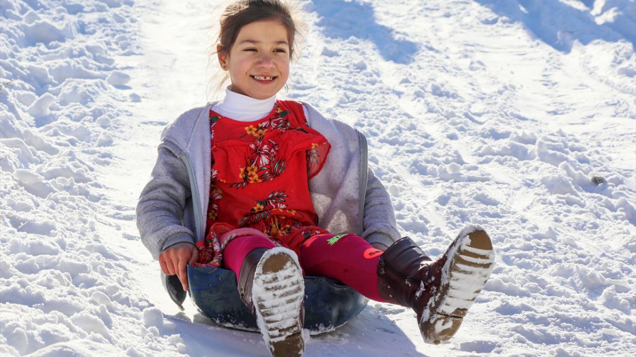 Çocuklardan Hatice Akbaş, arkadaşlarıyla bir araya gelerek evlerinden getirdikleri malzemelerle kaydıklarını ve karın keyfini çıkardıklarını söyledi.