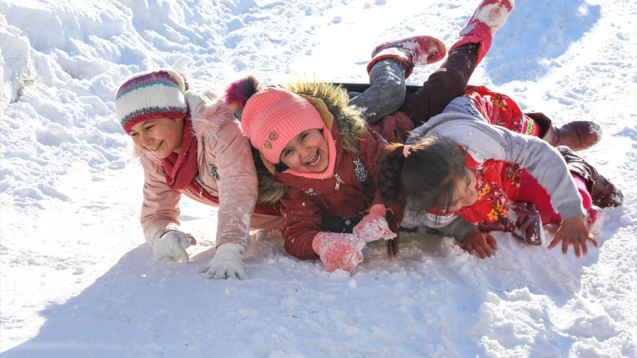 Çocukların kayarken zaman zaman zor anlar yaşadıkları da görüldü.