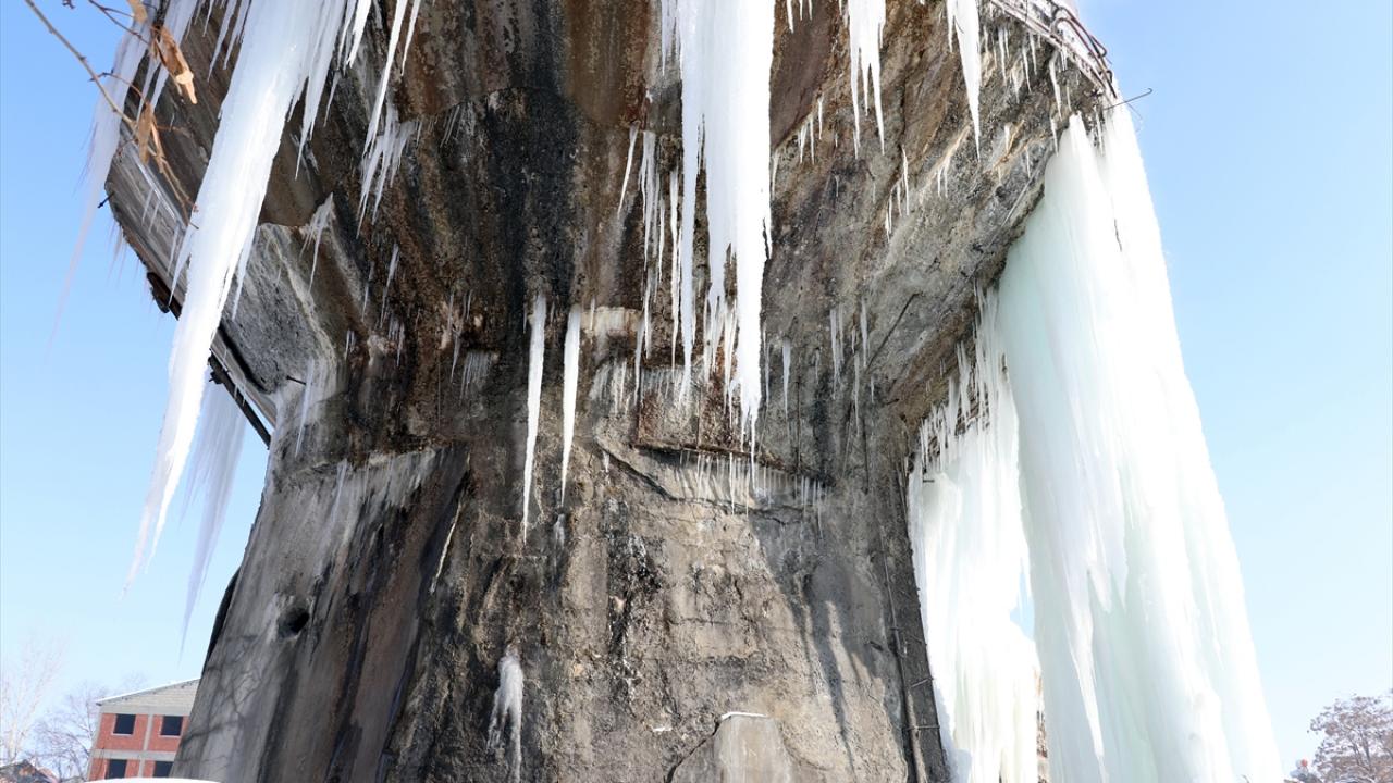 Sıfırın altında 28 dereceyle dün gece Doğu Anadolu Bölgesi`nin en soğuk kenti olan Ağrı`da, Yolluyazı köyünde bulunan kayalıklar ve Şehir Mezarlığı`ndaki su deposunun etrafı da buzla kaplandı.