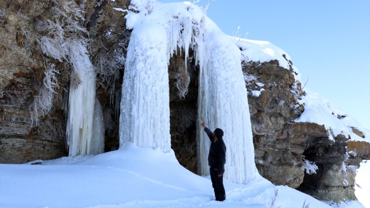 Buz sarkıtlarının 5 metreyi bulduğu bölgede, güzel manzaralar da oluştu.