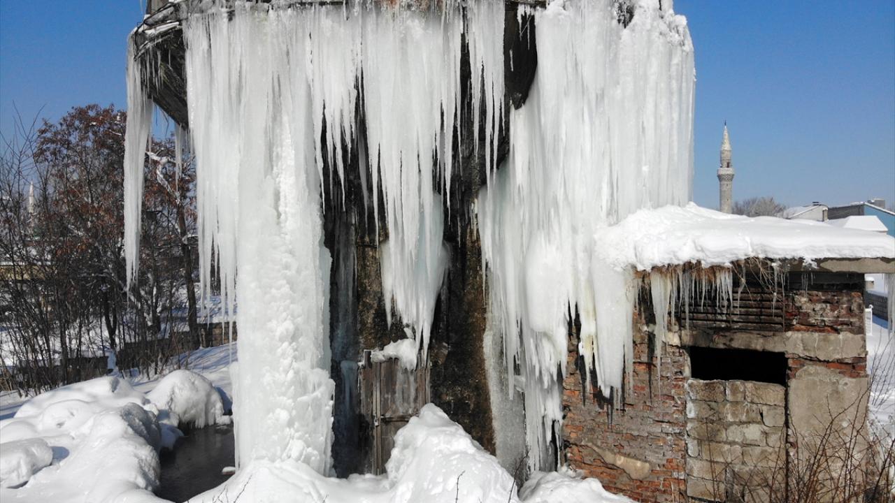 Drone ile havadan görüntülenen buz sarkıtları, kentte zorlu geçen kış mevsimini gözler önüne serdi.