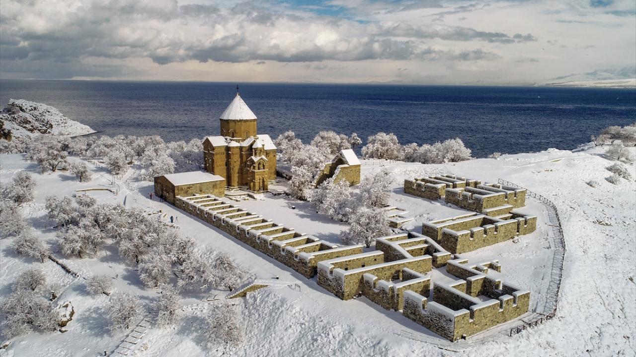 Gevaş ilçesi sınırlarında yer alan ve Van Gölü`nde yarım saatlik tekne yolculuğuyla ulaşılabilen ada, her mevsim ayrı bir güzelliğe bürünerek ziyaretçilerini ağırlıyor.  