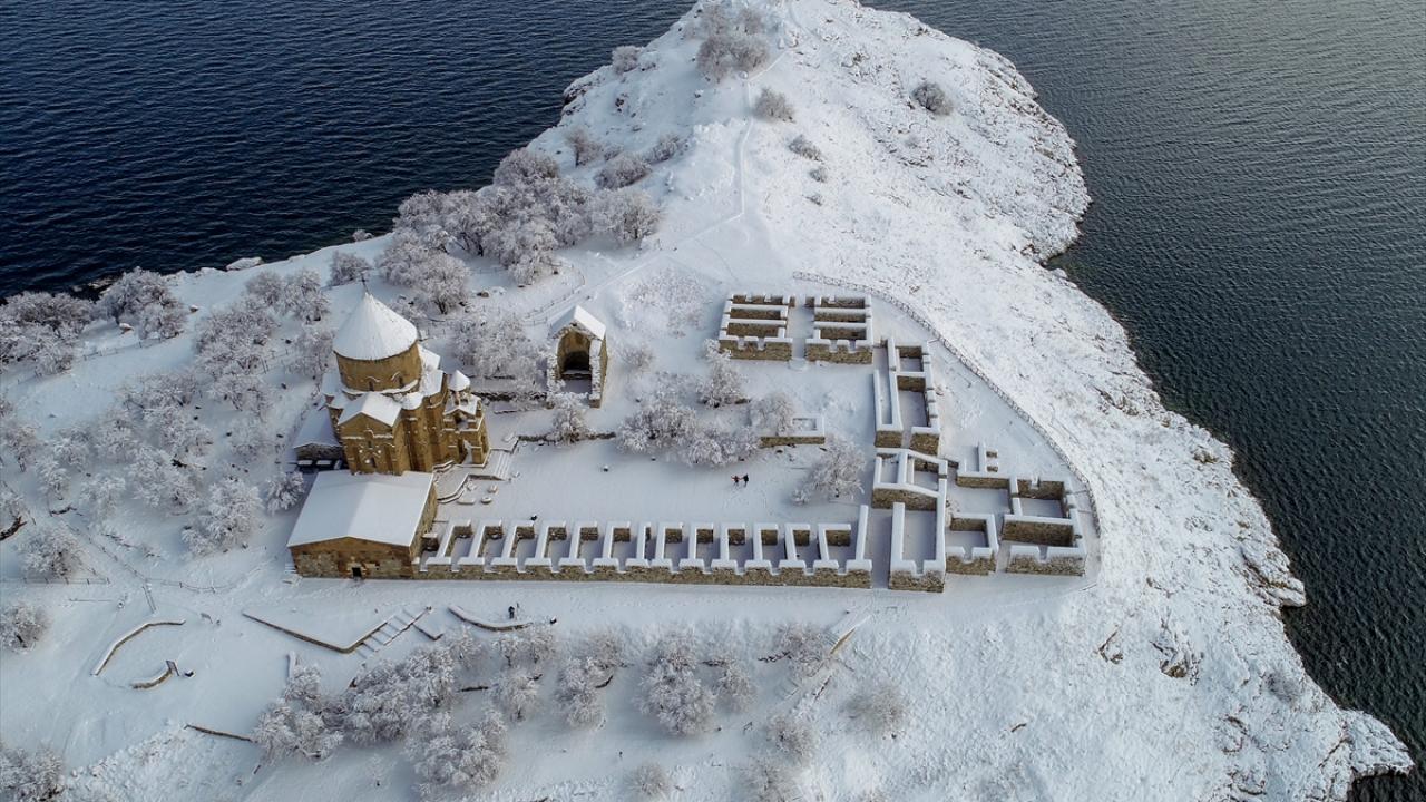 Kente gelen yerli ve yabancı turistlerin en çok ziyaret ettiği yerlerden biri olan ada, karla kaplanan yolcu tekneleri ve iskele, havadan drone ile görüntülendi. 
