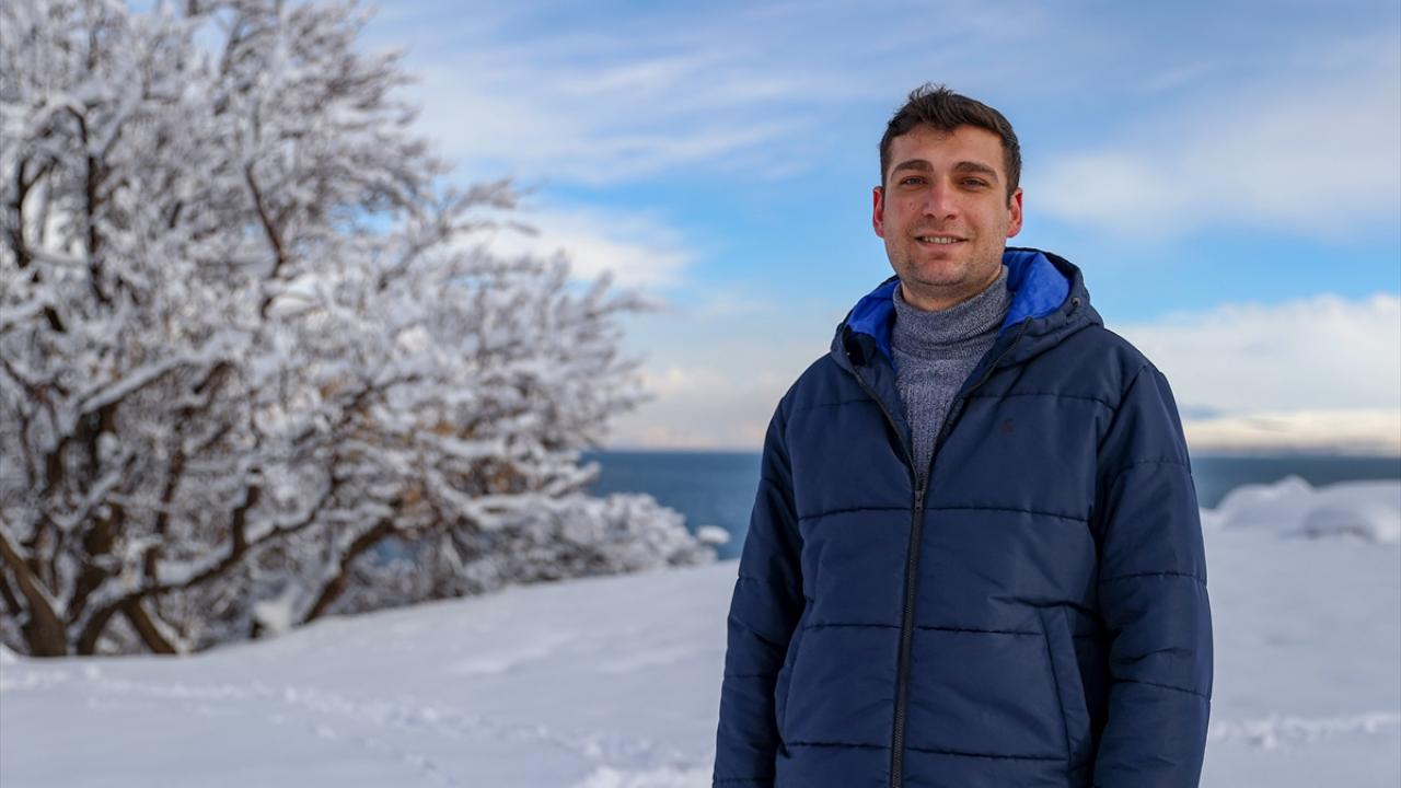 Mert Zülfükar İçen ise arkadaşlarının tavsiyesi üzerine İzmir`den Akdamar Adası`nı görmek için kente geldiklerini ifade etti.