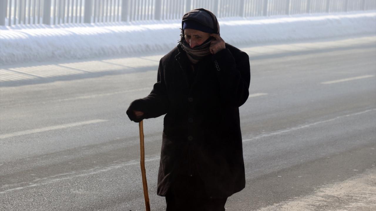 Sabah ve gece saatlerinde kuvvetli buzlanma, don, sis ve pus olayı ile dik ve eğimli bölgelerde çığ tehlikesinin bulunduğu bölgede, vatandaşlarla yetkililerin dikkatli ve tedbirli olması istendi.
