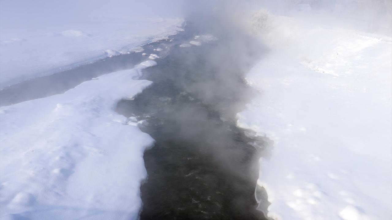 Dere, nehir, göletlerin donduğu kentte, şelaleler ile bina çatılarında buz sarkıtları oluştu.