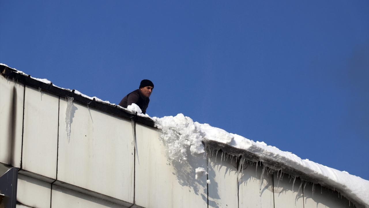 Gece en düşük hava sıcaklığı sıfırın altında olmak üzere Ağrı`da 32, Ardahan ve Kars`ta 24, Erzurum`da 20, Iğdır ve Erzincan`da 13 ve Tunceli`de 10 derece ölçüldü. 