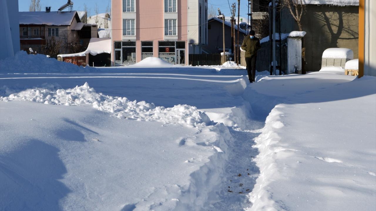 Kar kalınlıkları, kayak merkezlerinden Palandöken`de 106, Sarıkamış`ta 62 ve Konaklı`da 43 santimetre ölçüldü.