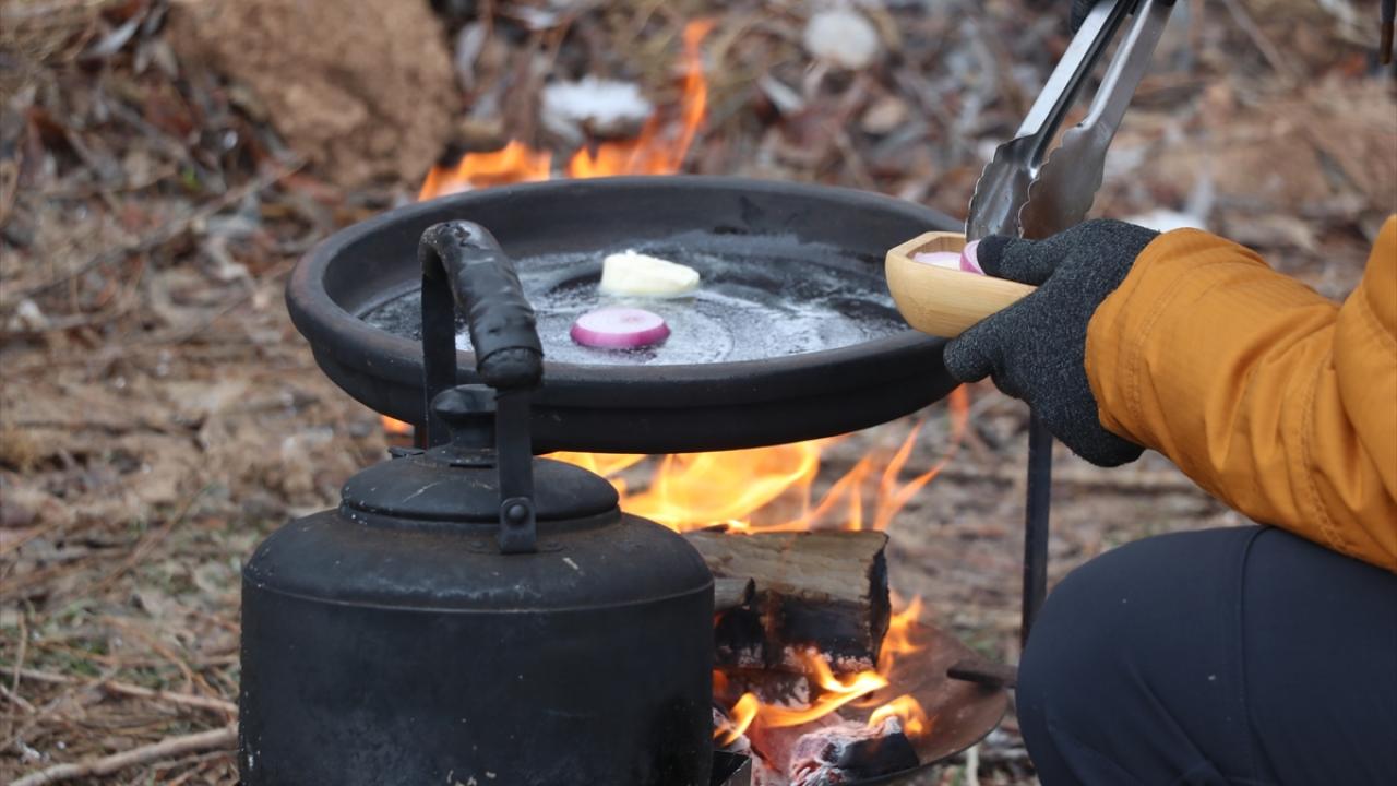 Tatil günlerinde farklı şehirleri gezen ve buralara ait yöresel lezzetlerin yemeklerini doğada pişiren, bunu videoya kaydeden Akdağ, 2016 yılından beri bu videoları sosyal medyadan yayınlıyor.