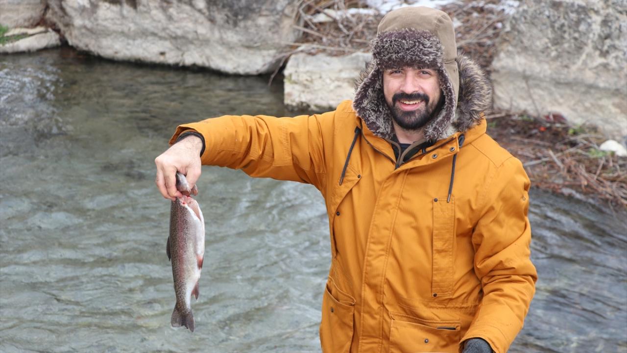 Kilometrelerce yol aştıktan sonra bir dağ eteğinde, ormanlık alanda veya ırmak kenarında kamp kuran Akdağ, karşılaştığı sokak hayvanlarını besleyip çevreyi de temizliyor.