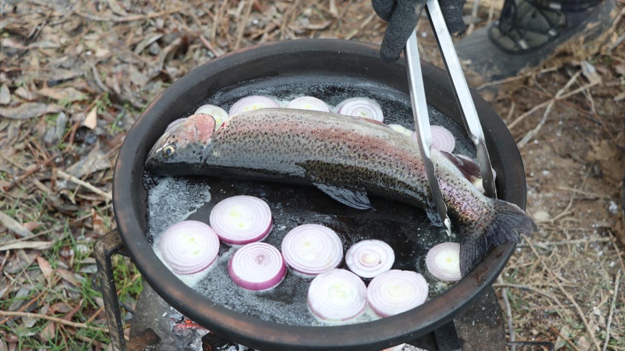Kayseri`nin Bünyan ilçesinde alabalık çiftlikleri bulunan Pınarbaşı Mesire alanında, güveçte alabalık pişirdi.
