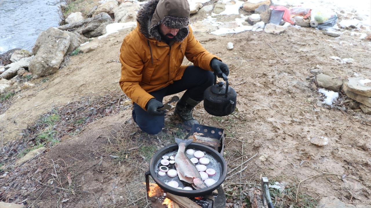 Akdağ, Aksaray Narlıgöl`de pöç kebabı, Muğla Datça`da organik üretim bezelye tarhanası, İzmir Foça’da yeşil fasulye ve deniz börülcesi, Ankara Kızılcahamam`da Kanlıca mantarı pişirdiğini ve bu aşamaları sosyal medya hesabından paylaştığını dile getirdi.