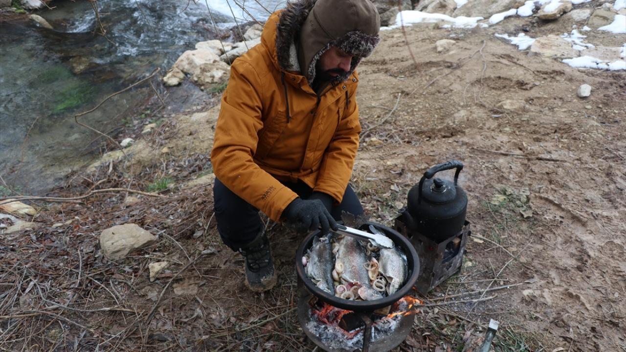 Yılda bir toplu kamp düzenlediklerini aktaran Akdağ, kütüphane oluşturma ve ihtiyaç sahiplerine destek verme gibi sosyal yardım kampanyaları da düzenlediğini sözlerine ekledi.