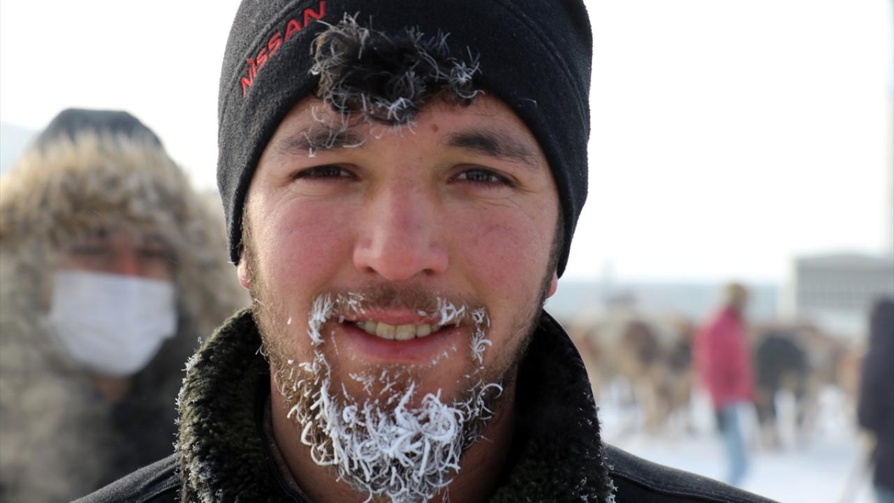 Gün içinde en yüksek sıcaklıkların Tunceli`de 4, sıfırın altında olmak üzere Erzincan`da 2, Ardahan ile Iğdır`da 3, Kars`ta 5, Erzurum`da 7 ve Ağrı`da 15 derece olması bekleniyor.