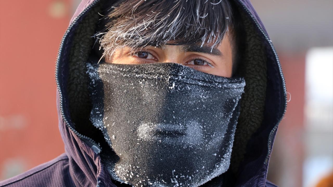 Ağrı`da soğuk nedeniyle vatandaşların saçlarında kırağı oluştu.