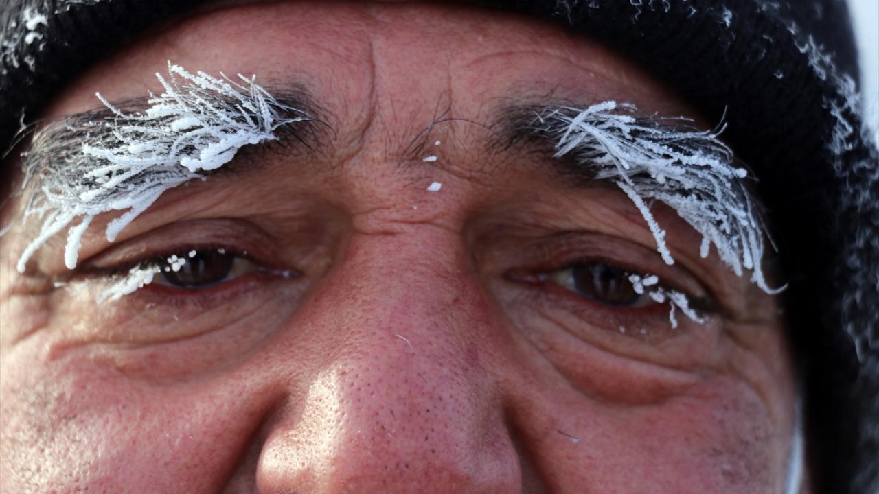 Vatandaşların kaşlarında ve kirpiklerinde kırağı oluştu.