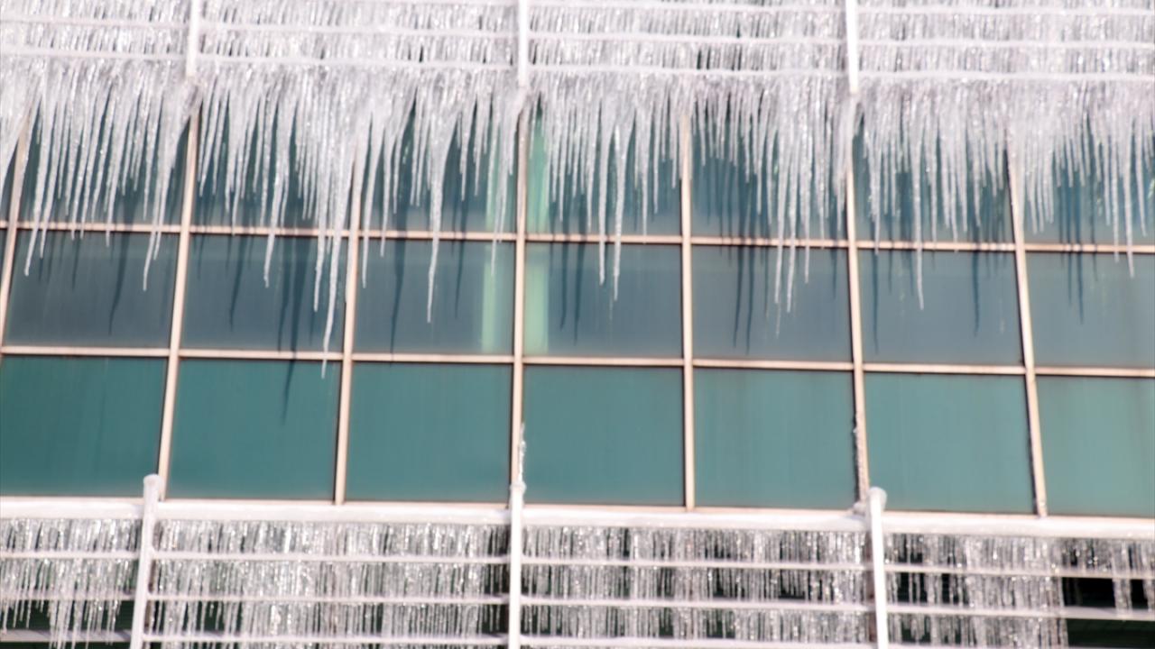 Ağrıda binaların çatılarında metrelerce uzunluğunda buz sarkıtları oluştu.