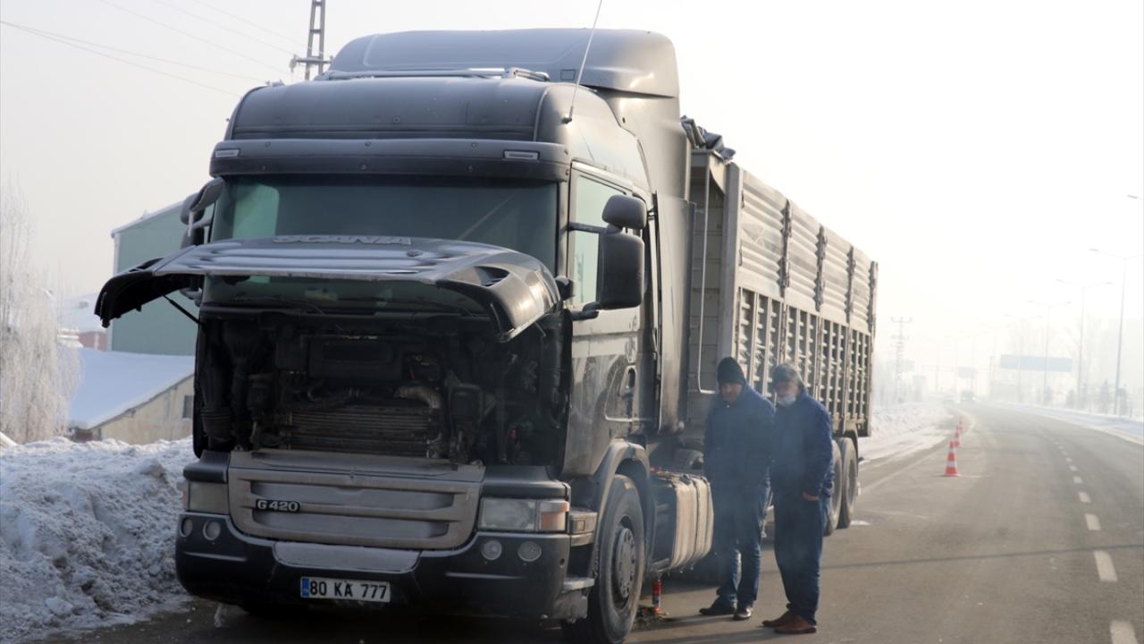 Ağrı`da dere ve nehirlerin buzla kaplandığı kentte, çok sayıda aracın yakıt deposu dondu.