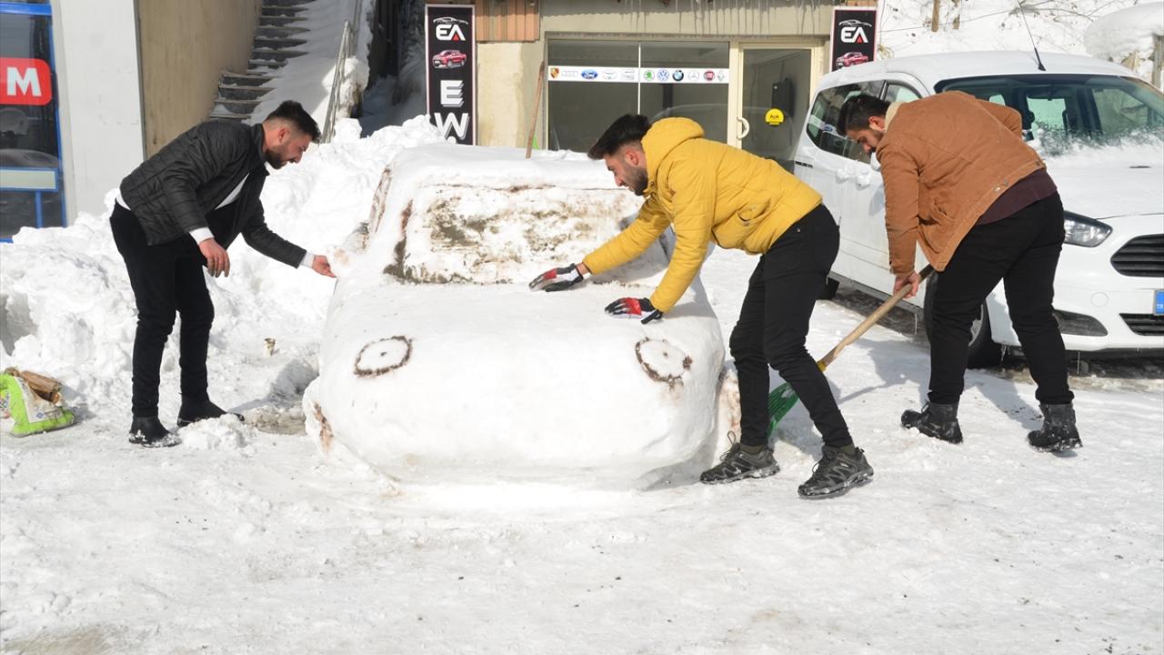 Belediye ekipleri de kent merkezindeki yol ve kaldırımlarda biriken karı temizleme çalışmalarına devam ediyor. 