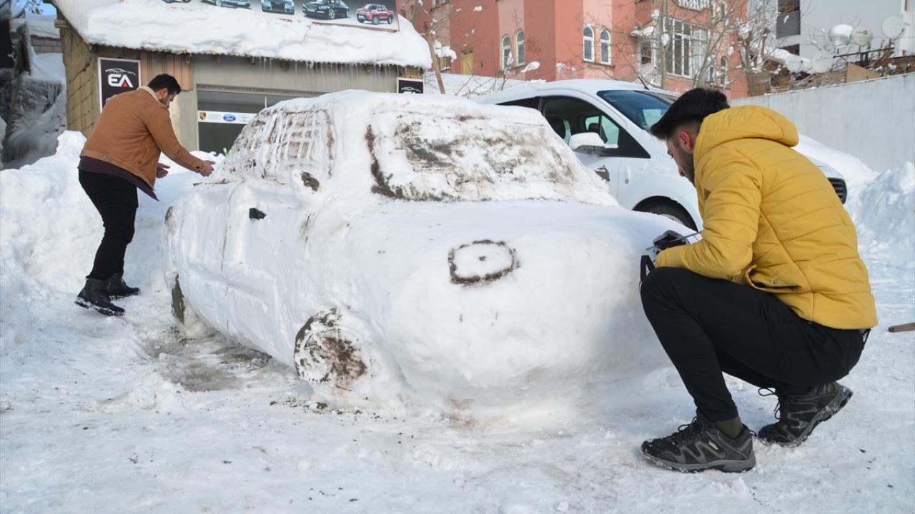 Yüksekova ilçesinde kar yağışının ardından esnaf, kardan "Murat 131" marka araç yaptı.
