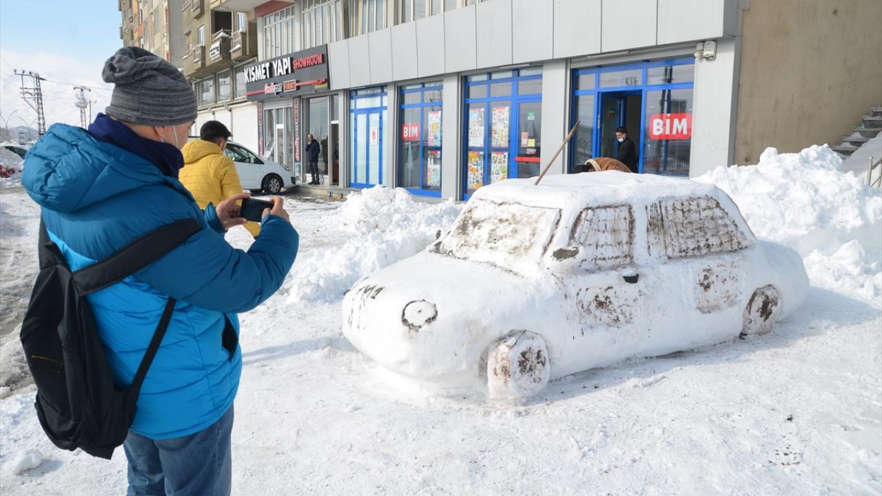 Kardan arabaya ilgi gösterenler fotoğraf çektirdi.