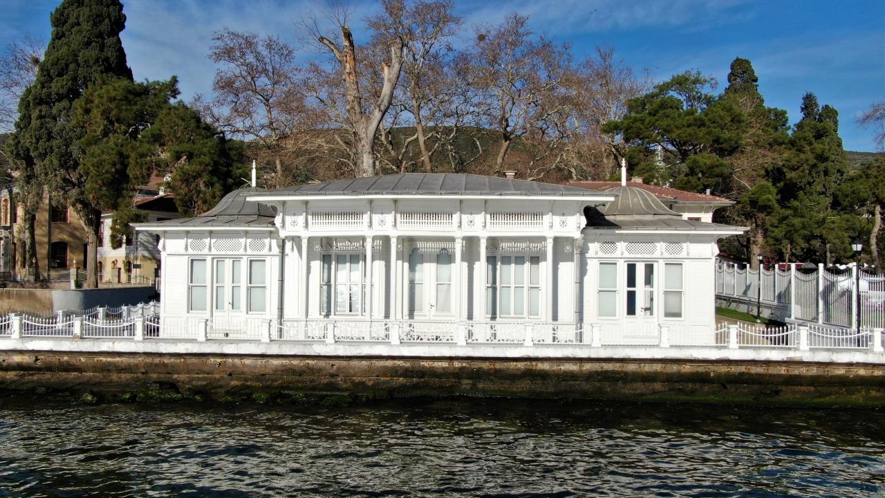 İçinde yıllardır görkemini muhafaza eden değerli eşyaların yer aldığı köşk, deniz manzarasıyla da dikkatleri üzerine topluyor.