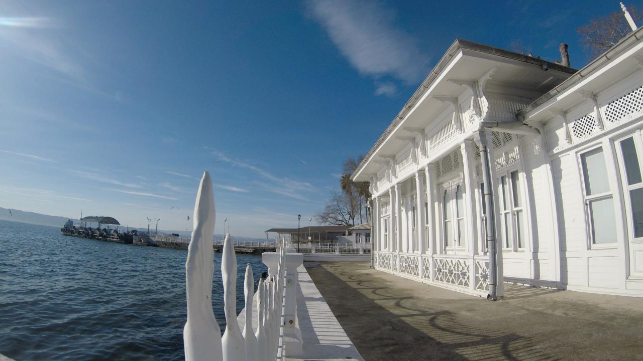 Körfez ilçesine bağlı Hereke bölgesinde 1843 yılında kurulan Hereke Fabrikası, yeni yapılan sarayların döşemelik ve perdelik ihtiyacını karşılamak üzere Hereke Fabrika-i Hümayunu adıyla 1845’de üretime geçti. 