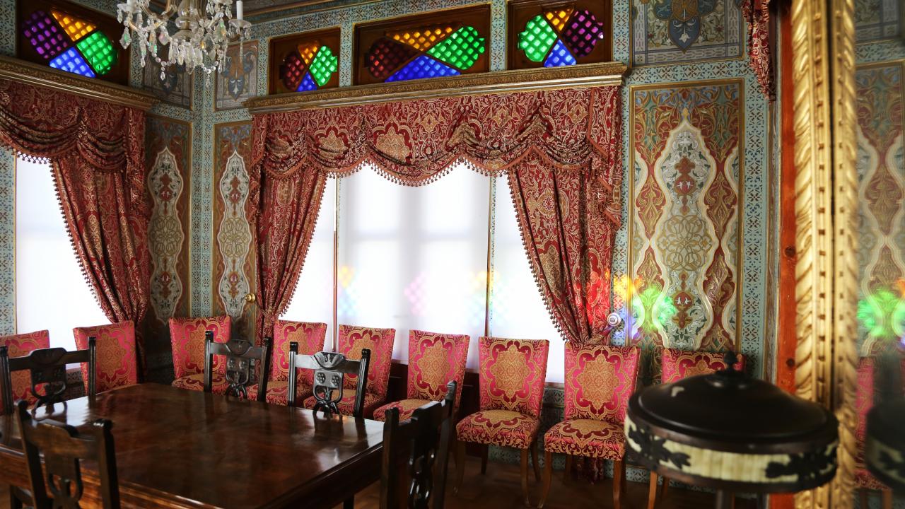 Hereke Fabrikası, kuruluşundan yakla­şık yarım asır sonra, yüz adet yeni tezgahla halı üretimine başladı.