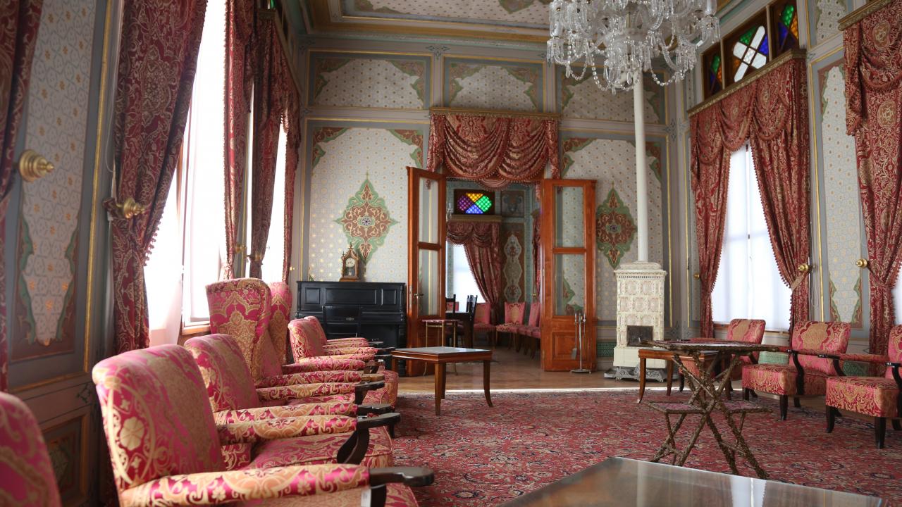 İsmini, Kaiser 2. Wilhelm’dan alan ihtişamlı köşk, tekne yapımı tekniği ile metal çivi kullanılmadan ahşap konstrüksiyonla oluşturuldu. 