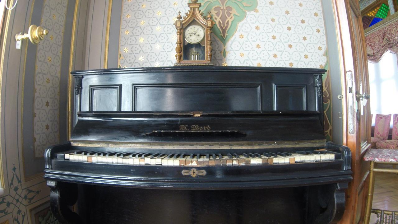 Köşkte, yıllardır renklerini koruyan değerli eşyalar yer alıyor