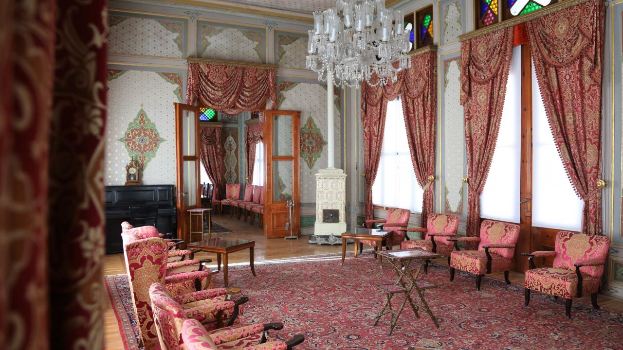 Ara geçişlerin çift kanatlı kapılar ile sağlandığı köşkte, Hereke dokuması halılar ile ipekli döşemelik ve perdelikler kullanıldı. 