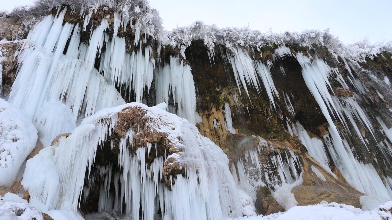 Soğuk hava nedeniyle Hafik ilçesinde Hafik Gölü`nün yüzeyi buz tuttu.