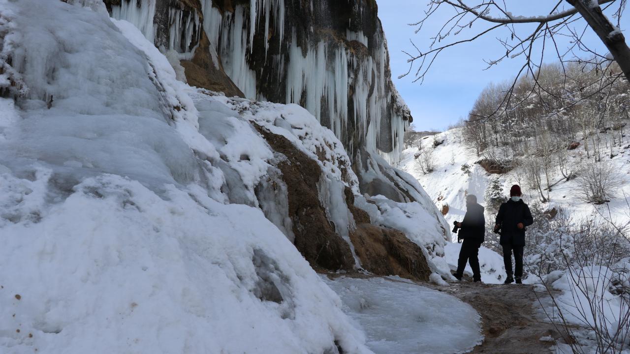 Ağaçlık alandaki şelaleyi görebilmek için ziyaretçiler 100 metre uzunluğundaki demir merdivenleri tırmanıyor.