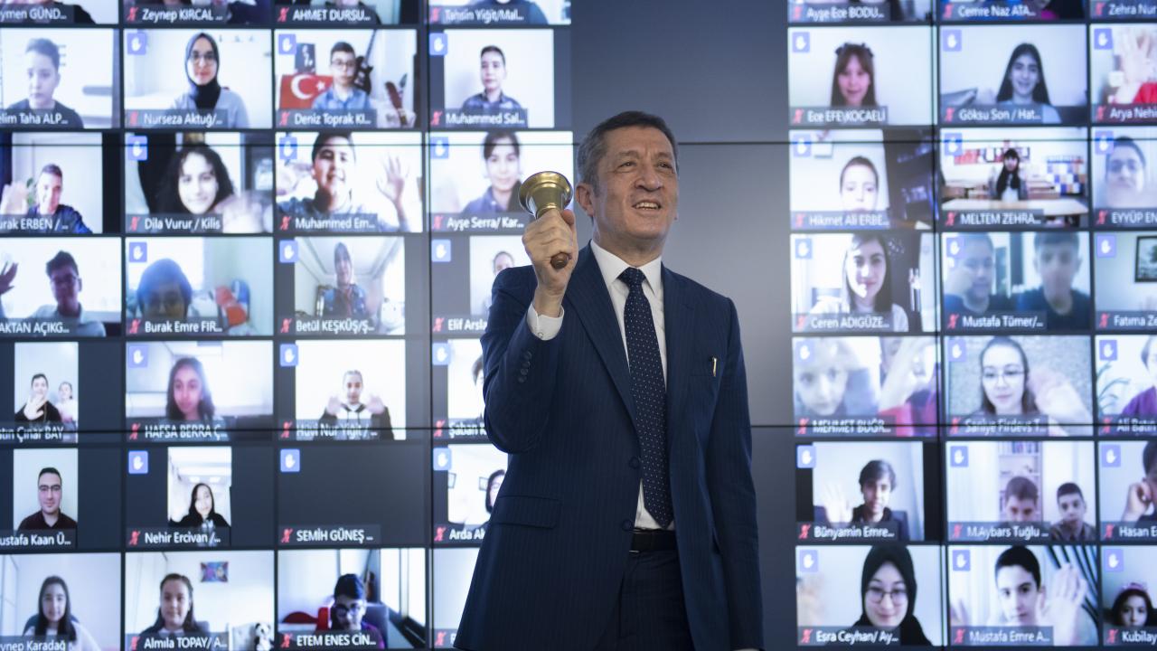 Milli Eğitim Bakanı Ziya Selçuk, çevrim içi olarak bir araya geldiği 81 ildeki öğrencilere seslendi: