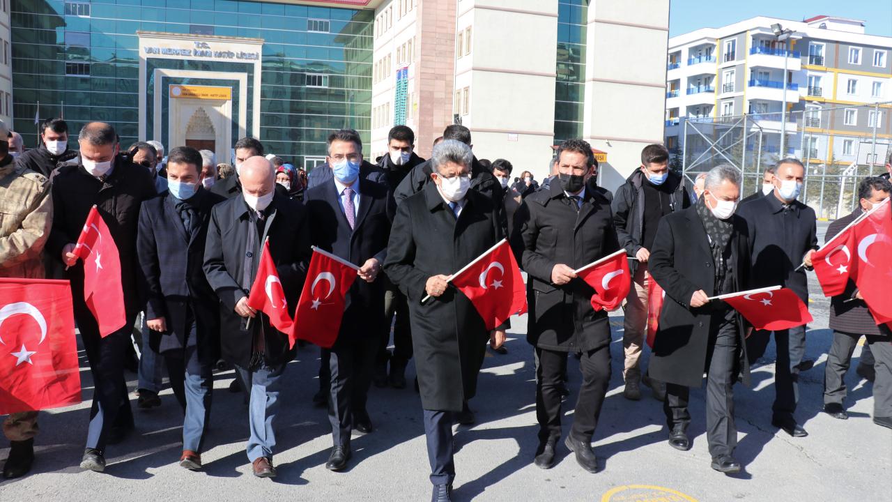 Vali Bilmez, yaptığı konuşmada, 1. Dünya Savaşı sırasında 120 kahraman çocuğun gösterdiği fedakarlıkları anlattı: