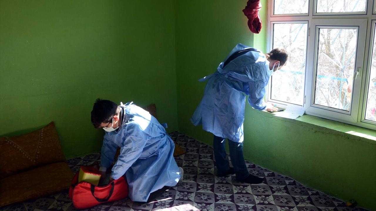 İl Sağlık Müdürlüğünce 30`u doktor 90 kişilik personelden oluşturulan ekip, karla kaplı yolları aşarak 85 yaş ve üstü kişileri koronavirüse karşı aşıladı.