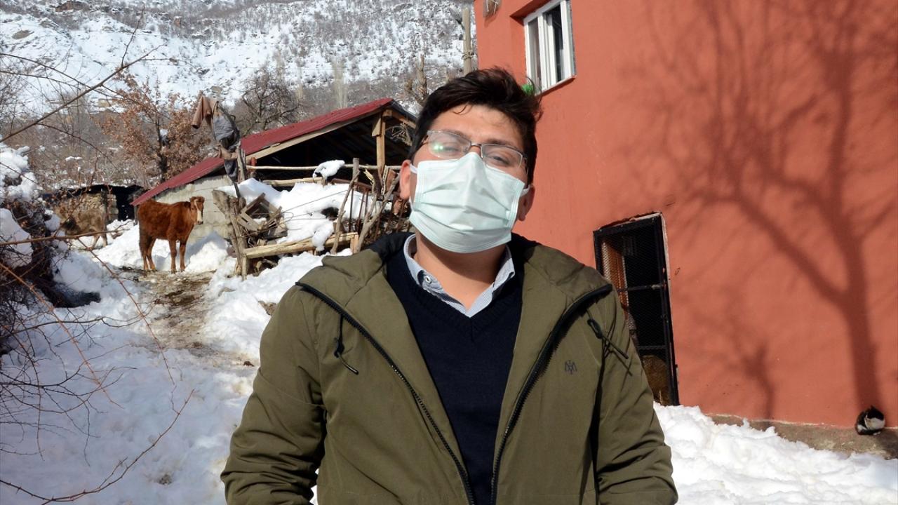 Aşı ekibinde görevli Dr. Mahmut Dalga, İl Sağlık Müdürlüğünce kendilerine gönderilen günlük aşı listesi doğrultusunda vatandaşlara ilk etapta telefonla ulaştıklarını söyledi.