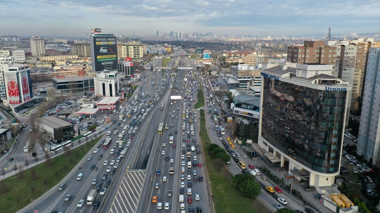Koronavirüs tedbirleri kapsamında kısıtlamalar saat 21.00`da başlayacak. Pazartesi saat 05.00`da sona erecek kısıtlama öncesi trafik yoğunluğu yaşanıyor.
