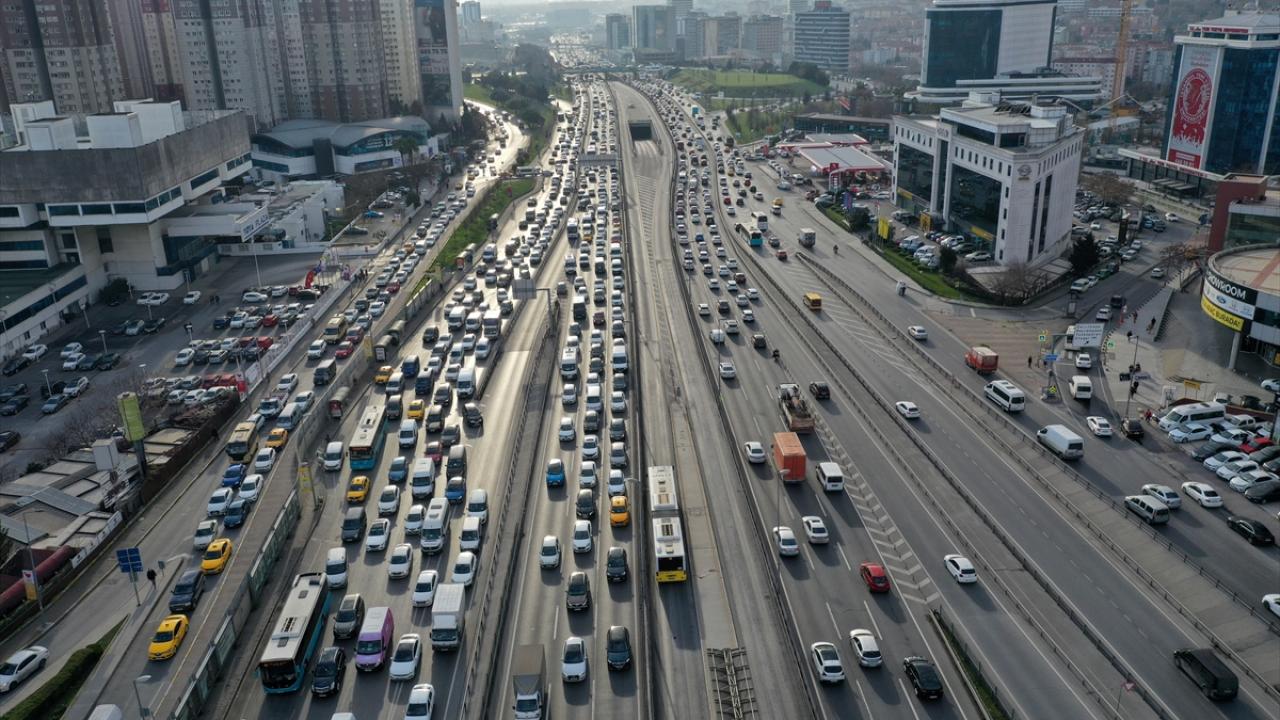 İstanbul Büyükşehir Belediyesinin trafik yoğunluk haritasına göre saat 17.18 sıralarında kentteki trafik yoğunluğu yüzde 78`e ulaştı.