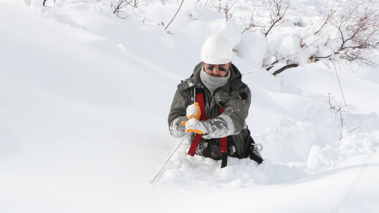 İlçede rüzgar ve buzlanmanın da etkisiyle enerji hatlarında arızalar, tel kopmaları meydana geldi. 