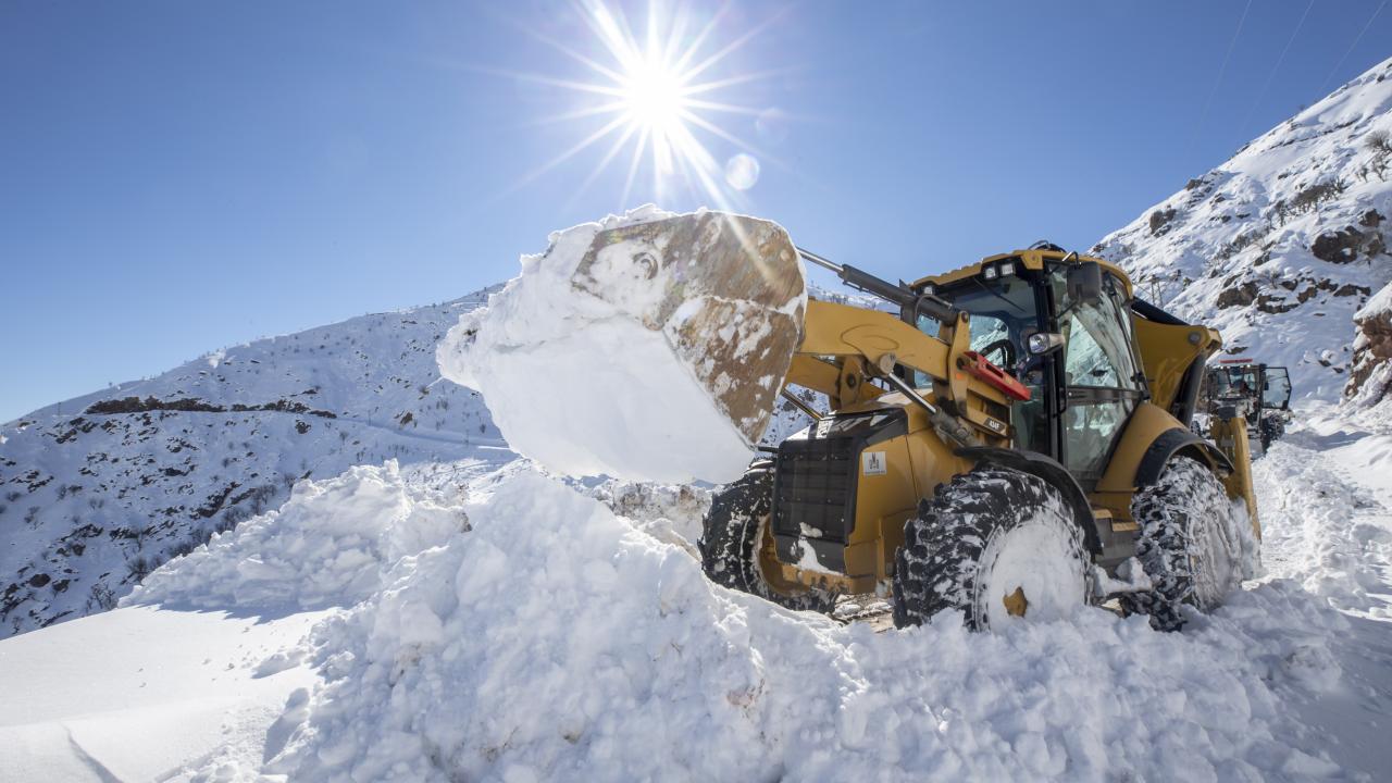 Karla mücadele ekipleri olarak durmaksızın yolları açmaya çalıştıklarını belirten Güzel,