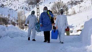 Aşılama için karlı yolları aşıyorlar