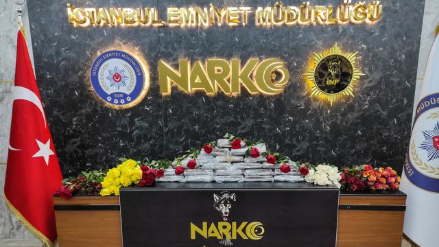 Atatürk Havalimanında gül kolilerine gizlenmiş kokain ele geçirildi