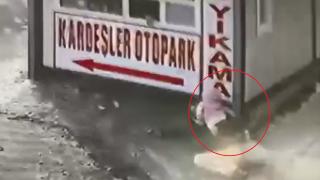 Babanın refleksi kızını yaralanmaktan kurtardı