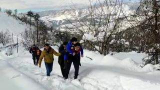 Jandarma sobadan zehirlenen vatandaşı sırtında taşıdı