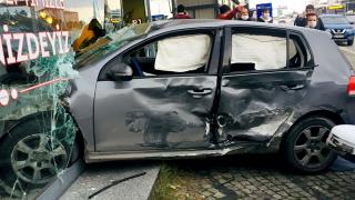 Beylikdüzü'nde kontrolden çıkan otomobil mağazaya girdi