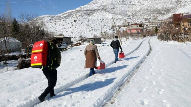 85 yaş üstündeki vatandaşları aşılamak için karlı yolları aşıyorlar