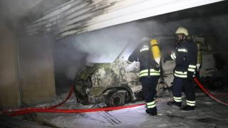 Garajda park halindeki minibüs yandı